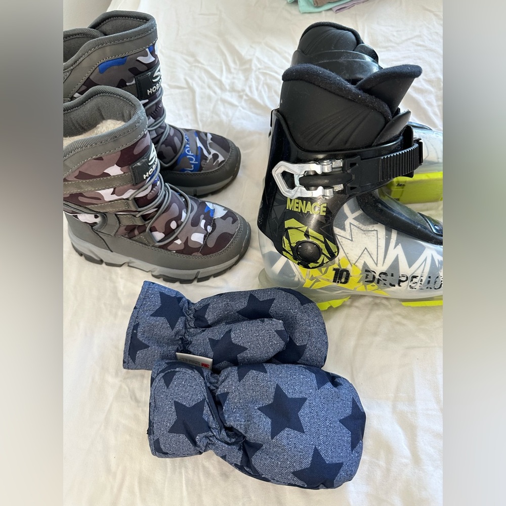 Kids Ski Boots Dalbello Menace 17.5 🇺🇸9 + FREE Hobibear Snowboots & H&M mitts